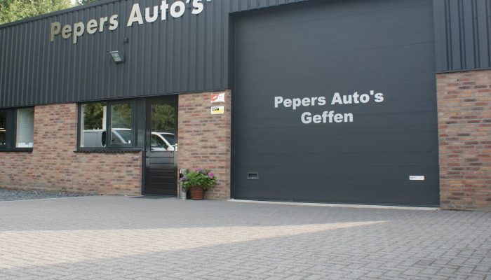 Het pand van Pepers Auto's in Geffen