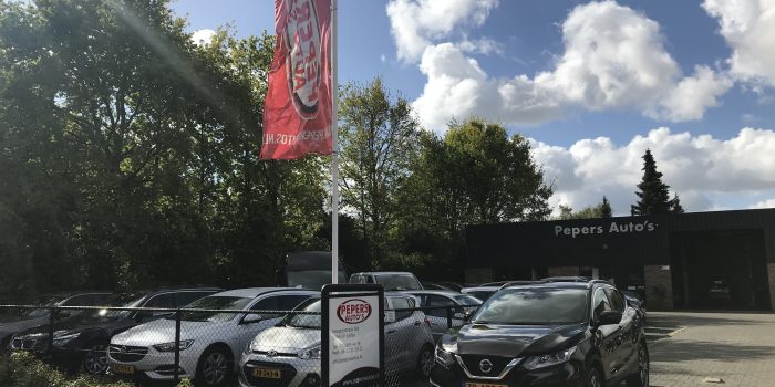Occasions op het terrein van Pepers Auto's in Geffen